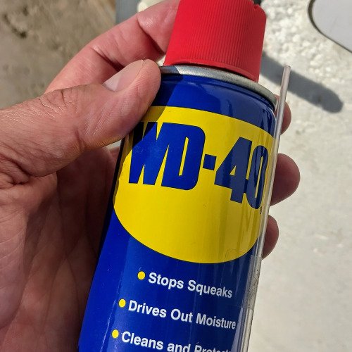 Почистване и смазване на секретен патрон за врата с WD40