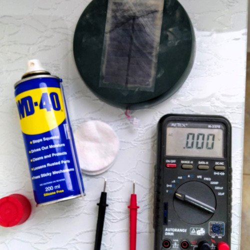 Възстановяване на соларен панел на уред за гонене на къртици в градината.