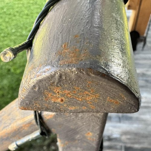 Образувала се ръжда по парапет от ковано желязо