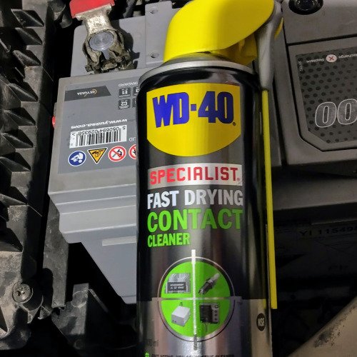 Използване на спрей за почистване на електрически контакти WD 40 Specialist за акумулаторните клеми на автомобила.