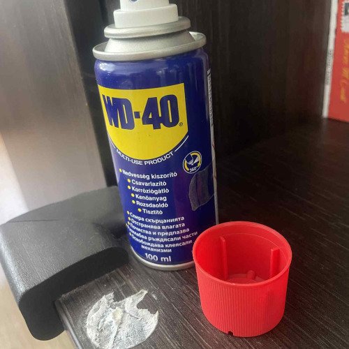 WD-40 за премахване на старо лепило