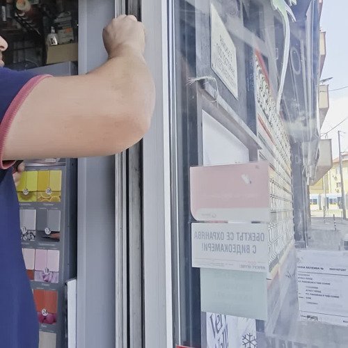 Оправяме пантите на вратата!