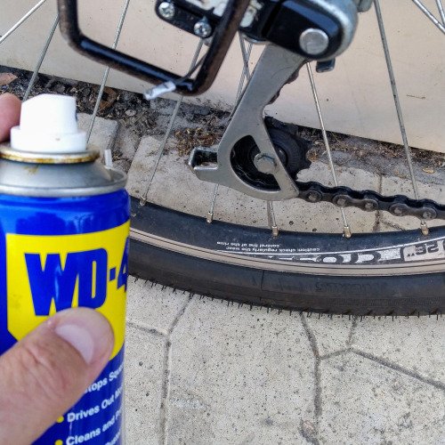 Обслужване на велосипеда и подмяна на педалите му.