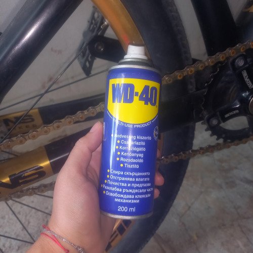 Премахване на ражда с WD-40 от веригата на велосипеда