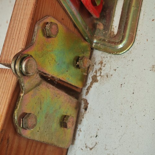 Смазване на пантите на стълба!