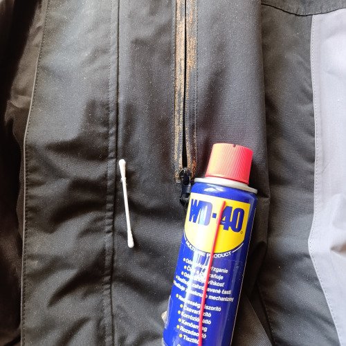 почистване на цип с промазка