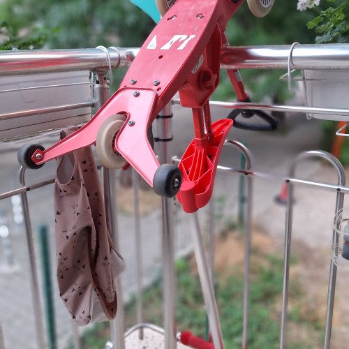 Смазване на кормилен механизъм и колесни лагери на бебешка тротинетка