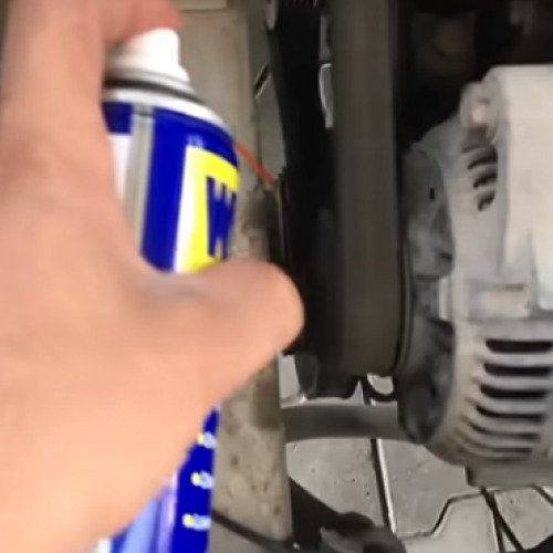 Ремъка на колата спира да свири, когато види WD40