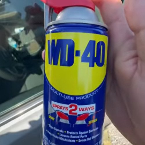 Малко хора знаят, но WD40, Става и за почистване на стъкла и дори гони мухи! Идеален!!