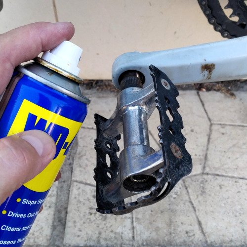 Смяна на педали на велосипед и смазване с WD-40