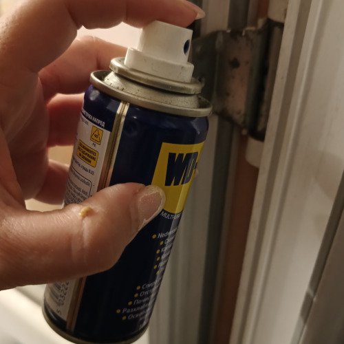 Поставяне на смазка WD на панта на балконска ПВЦ врата