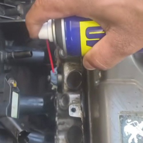 Виждат се отворите за запалителните свещи преди обработка.