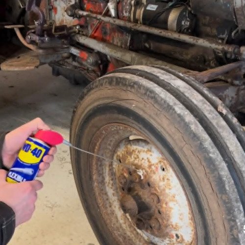 Разхлабване на болтовете на тракторна гума с помощта на WD-40