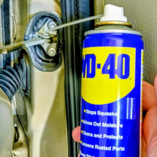 WD-40 помага за нормалната работа на фиксаторите за вратите на колата.