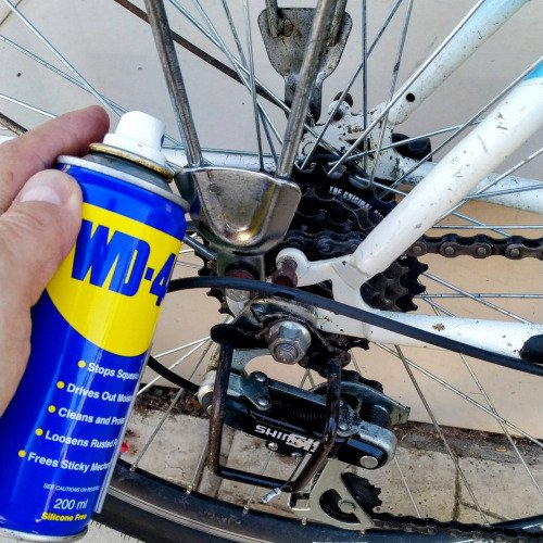 Скоростите и веригата на колелото се обработват с WD - 40.