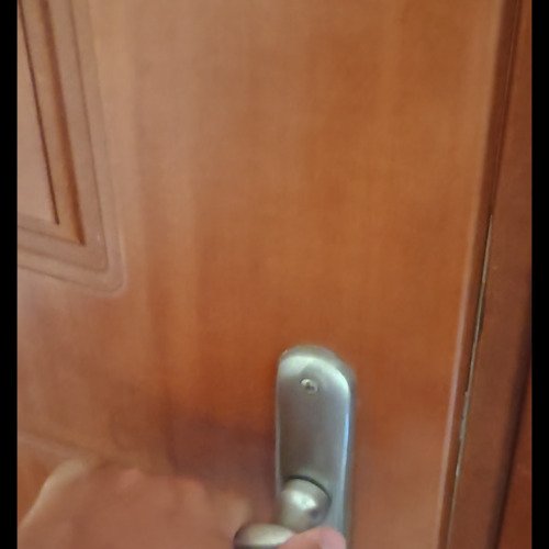Досадно скърцаща дръжка!